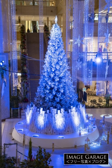 横浜ランドマークタワーのクリスマスツリー（青）のフリー写真素材