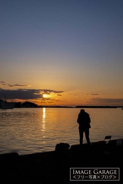 三崎・花暮岸壁の釣り人と夕焼のフリー写真素材（無料）