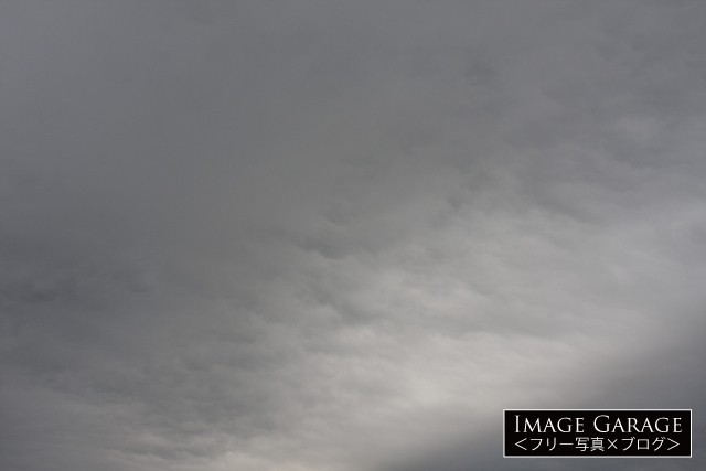 少し明るい箇所があるどんよりした曇り空 フリー写真素材 イメージガレージ