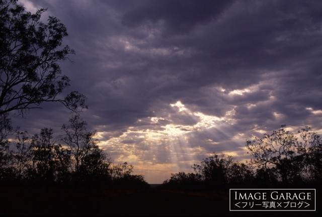 オーストラリアで見た天使の梯子のフリー写真素材