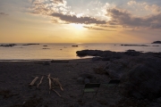 夕日を見ながら過ごす海岸のキャンプ風景