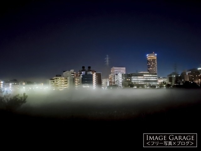 鶴見川の川霧 ・雲に浮く新横浜の街のフリー画像（無料写真素材）
