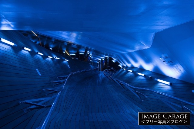 大桟橋のブルーの通路のフリー画像（無料写真素材）