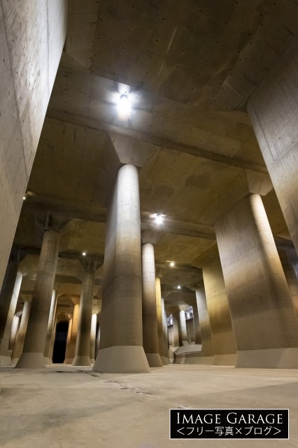 地下神殿と呼ばれる首都圏外郭放水路の調圧水槽のフリー画像（無料写真素材）