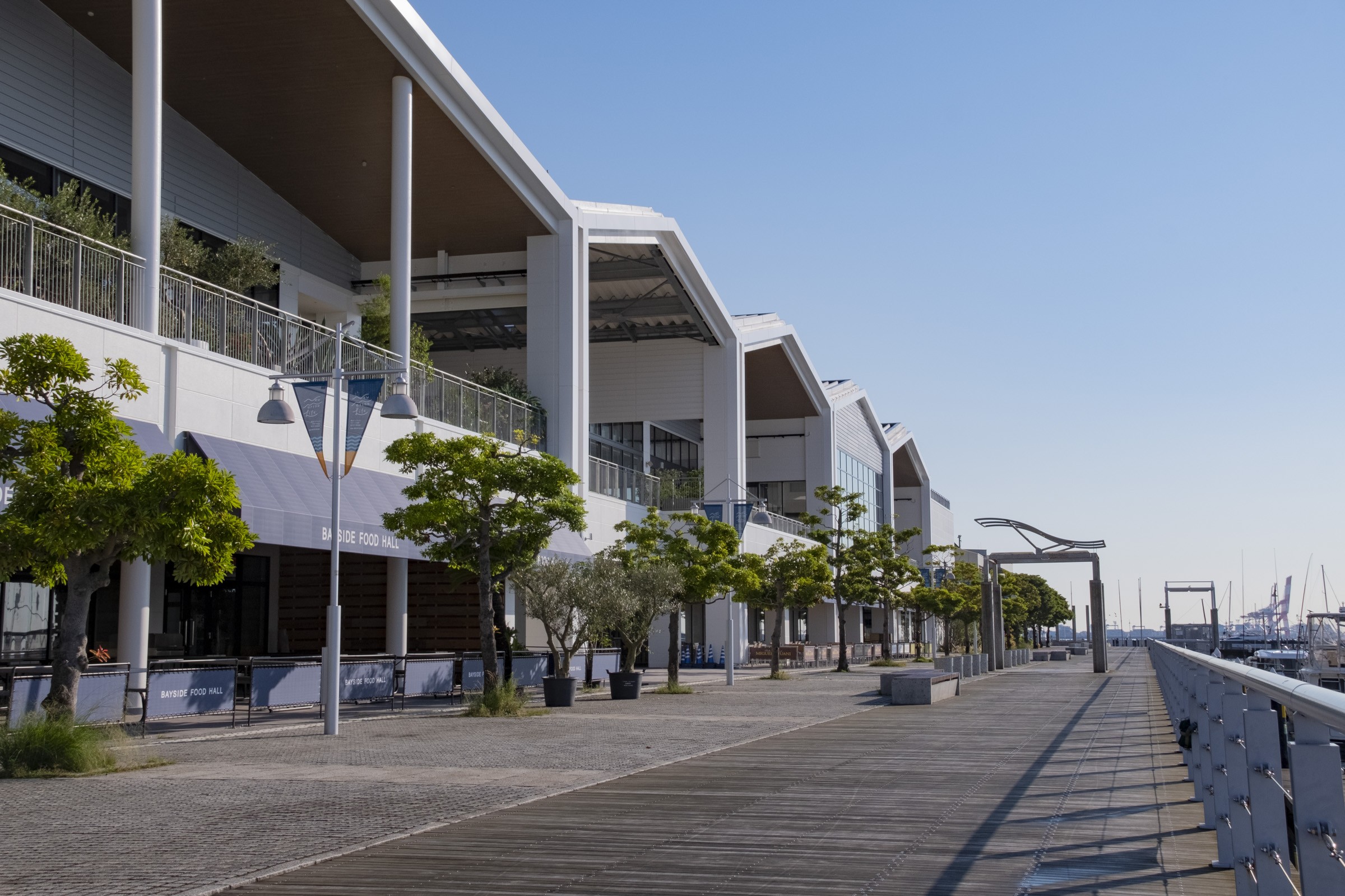 横浜ベイサイドマリーナのウッドデッキ フリー写真素材 イメージガレージ