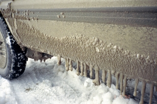 道路上の水が付着しウロコ状に凍った車の外装