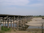 増水で橋桁が流れる木津川の上津屋橋（流れ橋）