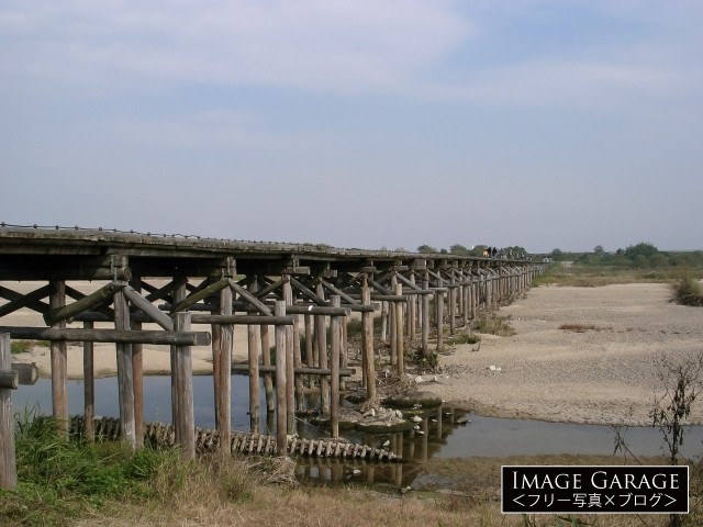 増水で橋桁が流れる木津川の上津屋橋（流れ橋）のフリー画像（無料写真素材）