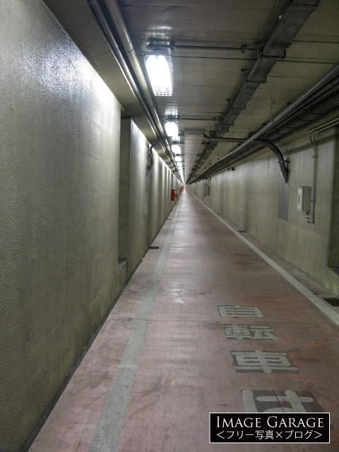 川崎港海底トンネルの歩道（人道）のフリー画像（無料写真素材）