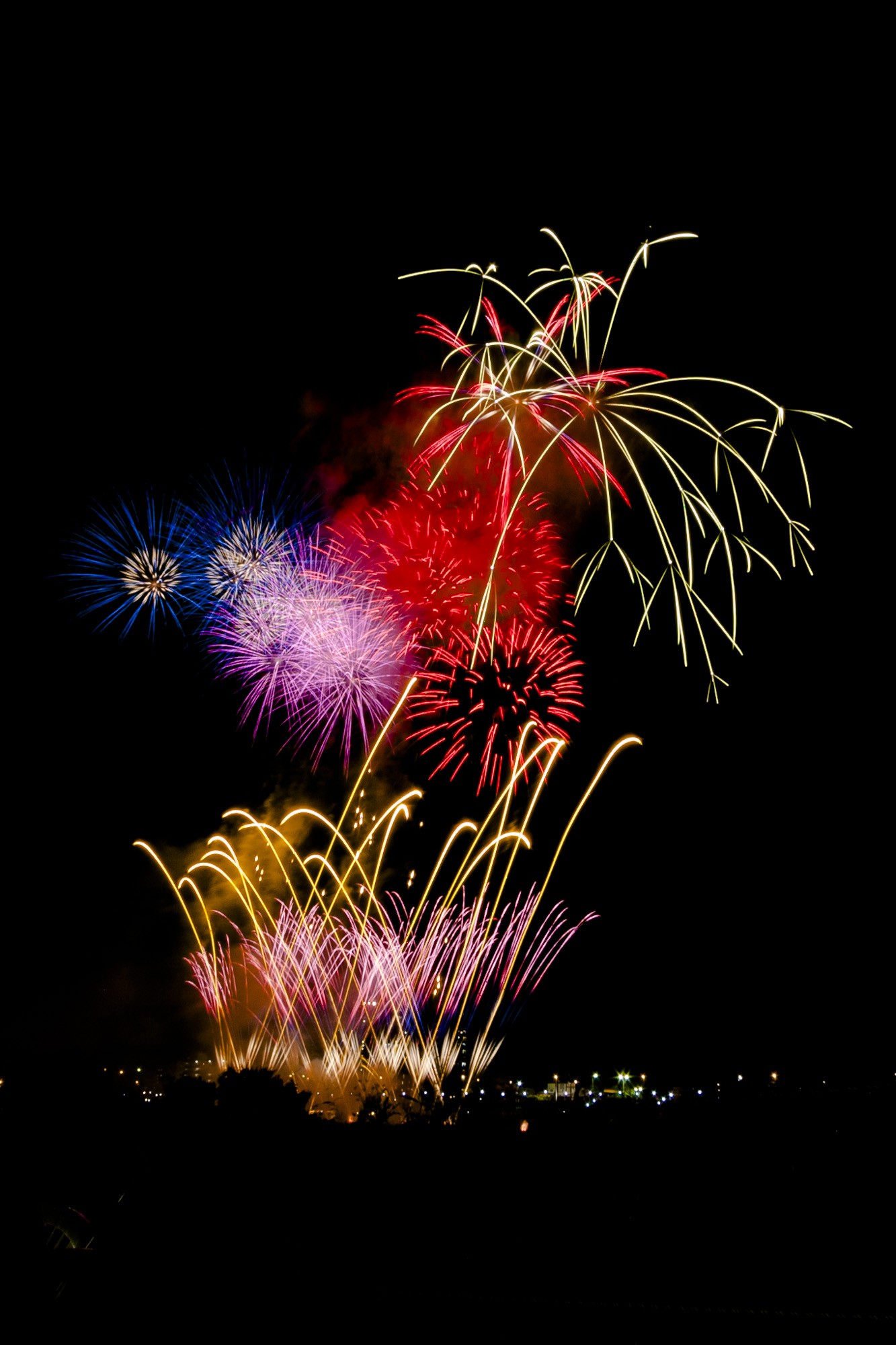 夜空を彩る花火 川崎市制記念多摩川花火大会 フリー写真素材 イメージガレージ