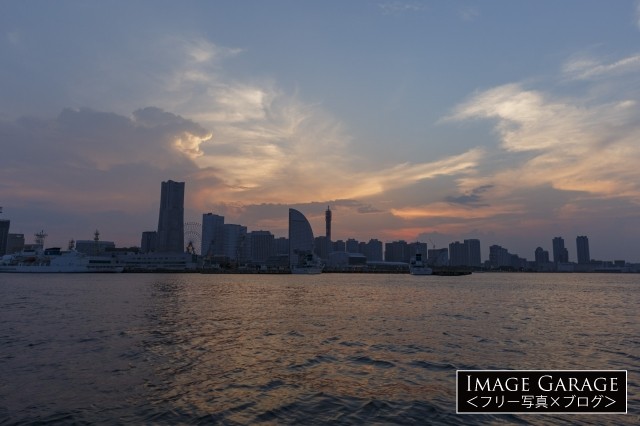 海から眺める横浜みなとみらいのビルのフリー写真素材（無料）