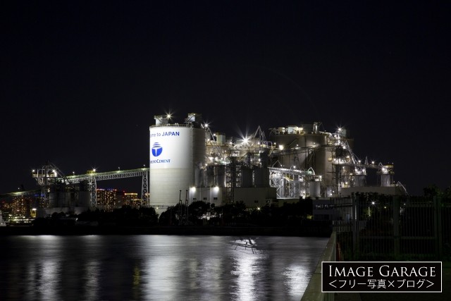 若洲海浜公園から見た太平洋セメントの工場夜景のフリー写真素材（無料）