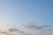 夕暮れ時の柔らかい青空（横位置）