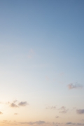 夕方感がある青空（縦位置）