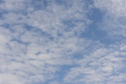 10月の雲が多めの青空（横位置）