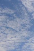 10月の雲が多めの青空（縦位置）