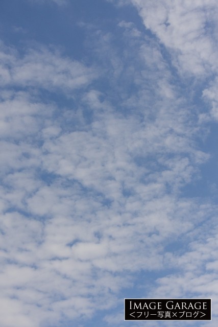 10月の雲が多めの青空（縦位置）のフリー画像（無料写真素材）