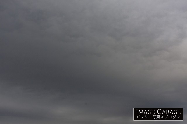 どんよりした雲がおおう暗い空のフリー写真素材（無料）