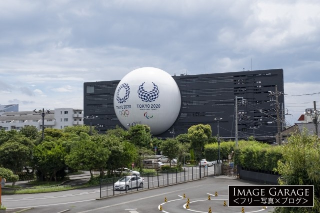 日の丸自動車教習所の球体オブジェ（五輪仕様）のフリー画像（無料写真素材）