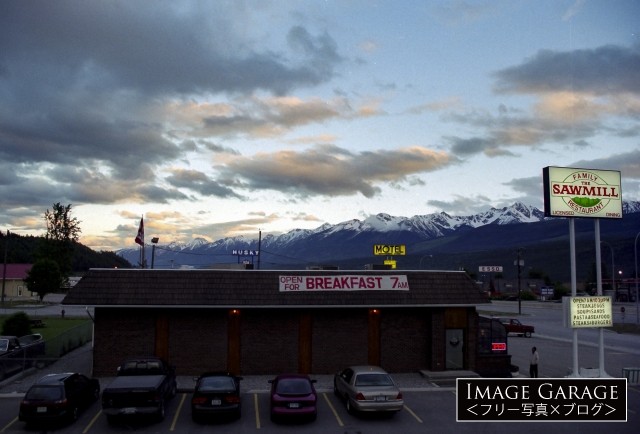 ゴールデンのモーテルから眺めたカナダの山々のフリー画像（無料写真素材）