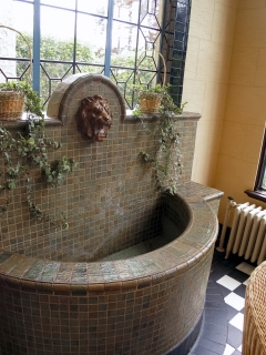べーリックホール・獅子頭の壁泉