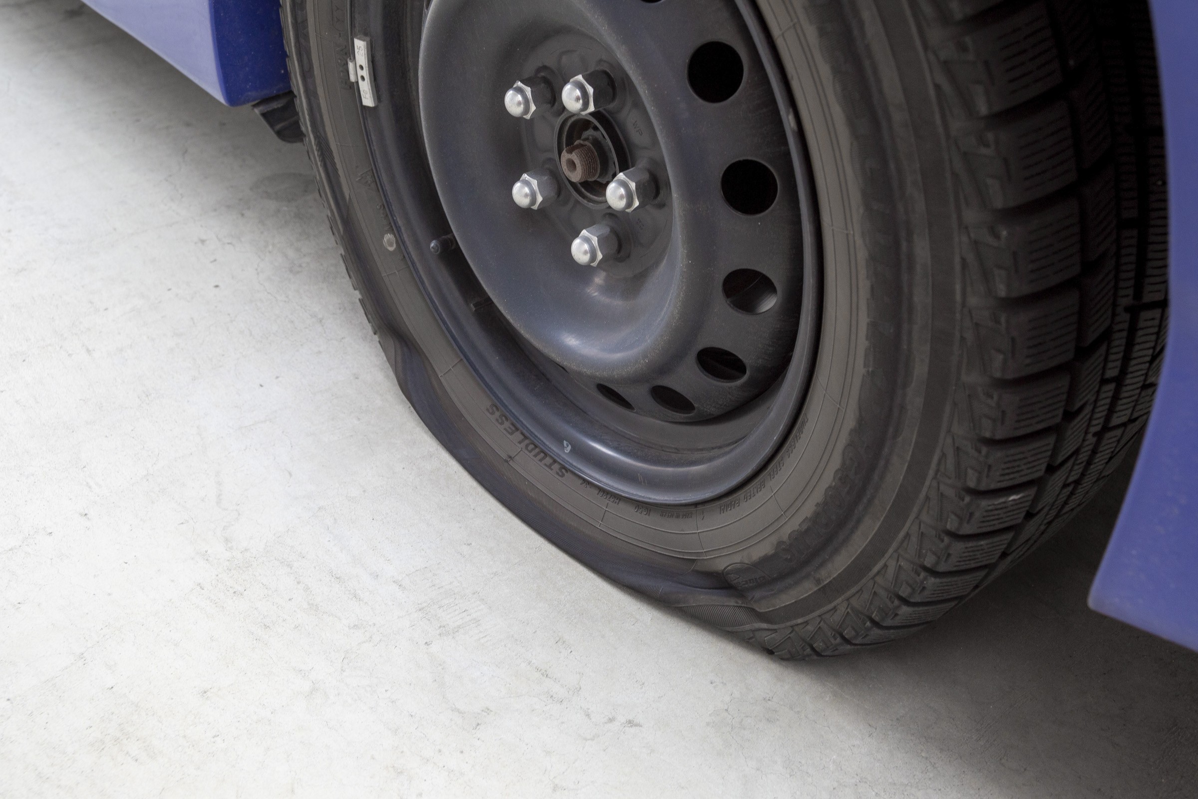 パンクした車のタイヤ フリー写真素材 イメージガレージ