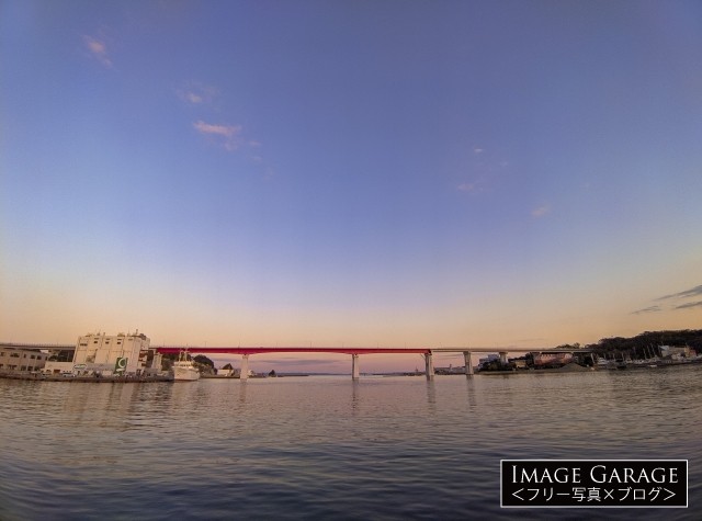 三崎港から眺めた城ヶ島大橋のフリー画像（無料写真素材）