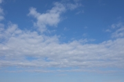 真ん中に雲が密集している青空（横位置）
