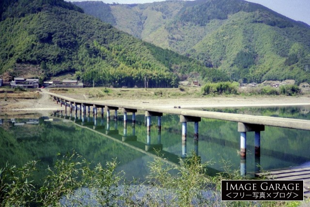 四万十川の高瀬沈下橋のフリー画像（無料写真素材）