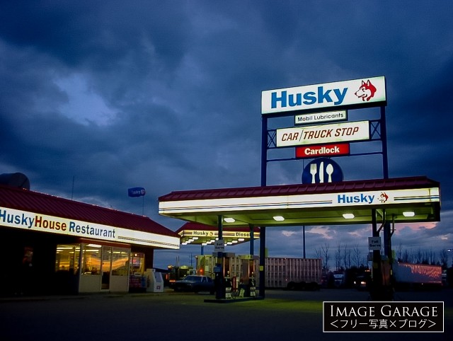 ハスキー犬のロゴが可愛いhuskyガソリンスタンド フリー写真有 イメージガレージ