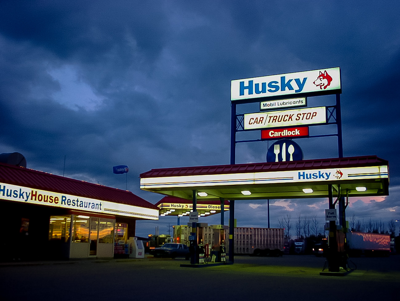 ハスキー犬のロゴが可愛いhuskyガソリンスタンド フリー写真有