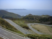 眺瞰台から眺めた国道339号線と日本海