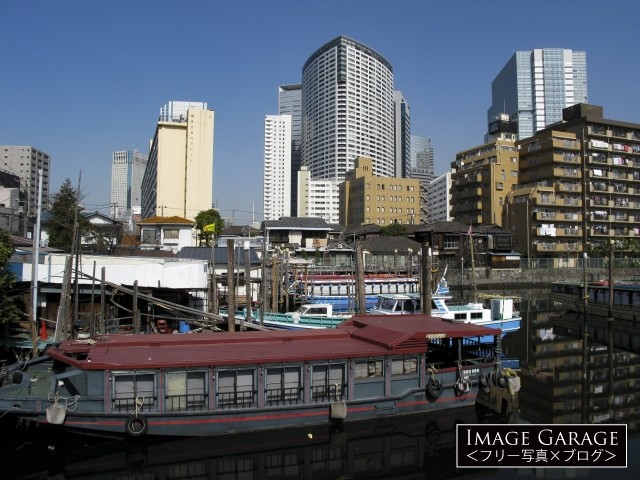 品川船溜まりの屋形船とビル群のフリー写真素材