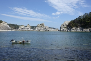 浄土ヶ浜と漁船
