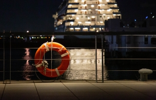 救命浮環が手すりにかかる港ヨコハマの夜景