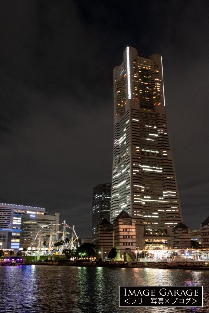 夜の横浜にそびえるランドマークタワーのフリー写真素材（無料画像）