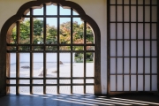 宝徳寺の格子窓から見る日本庭園