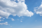 大きな白い雲がある青空