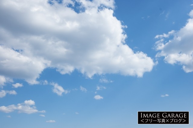 大きな白い雲がある青空のフリー画像（無料写真素材）