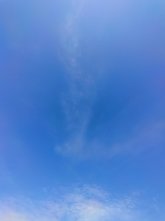 真ん中にうっすら雲のある青空（縦）