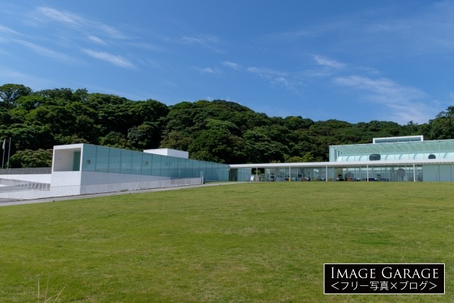 ガラスで覆われた横須賀美術館の建物のフリー画像（無料写真素材）