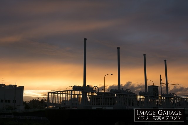 鶴見川・落合橋にある水門と夕焼けのフリー画像（無料写真素材）