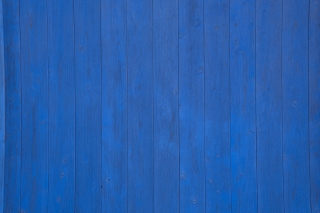青く塗られた板材の壁