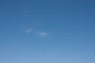 少ししか雲がない青空