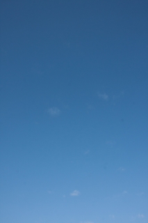 ちょぼちょぼ雲の青空（縦位置）
