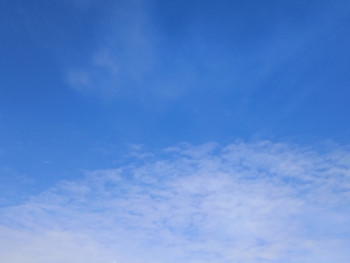 下半分に細かい雲がある青空（横位置）