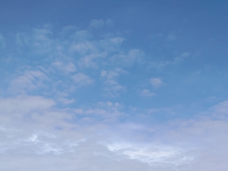 ポツポツした雲がある青空（横位置）