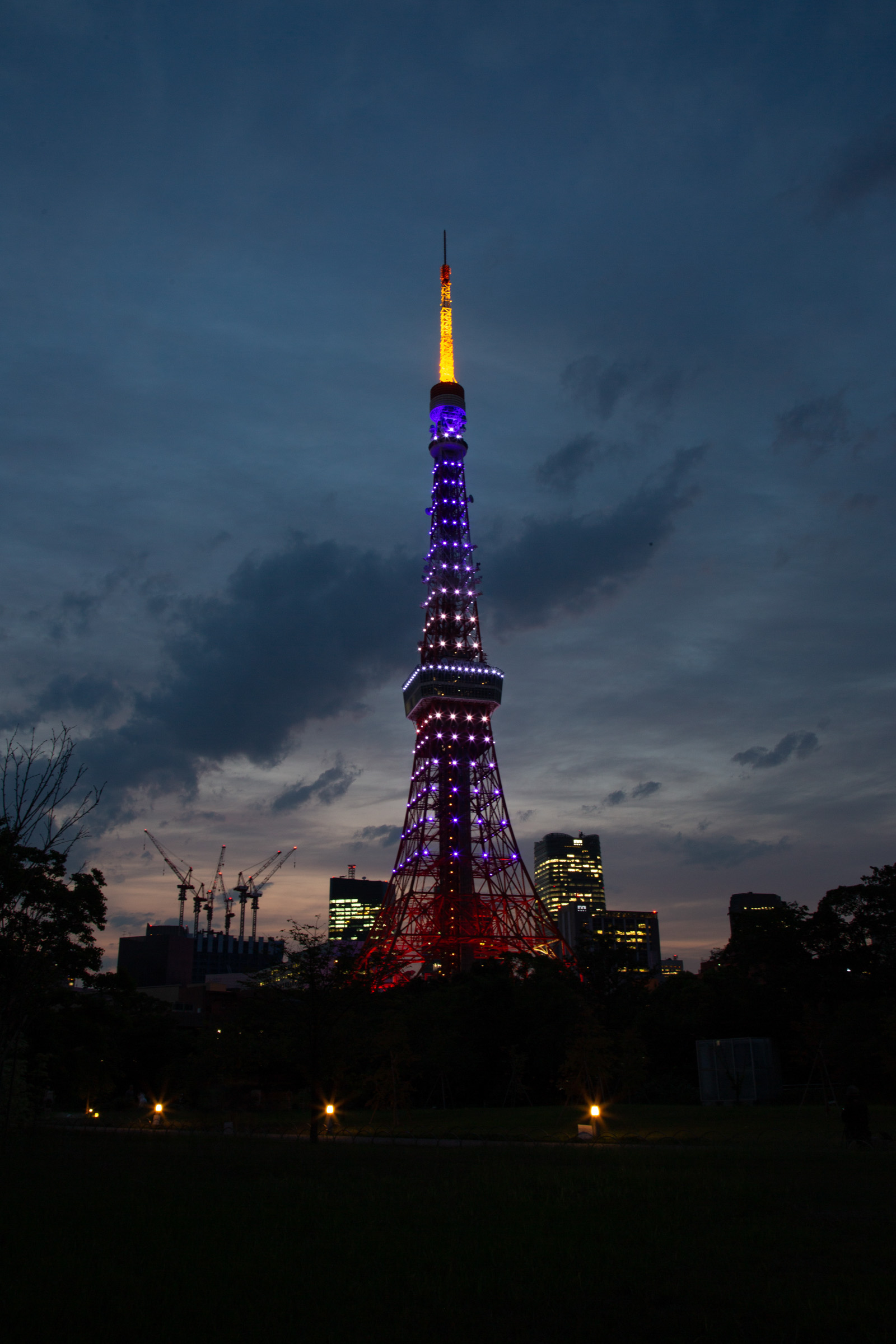 真下から眺める東京タワーの夜景のフリー写真素材 イメージガレージ