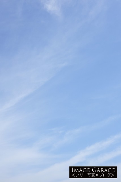 柔らかいトーンの爽やかな青空（縦位置）のフリー画像（無料写真素材）