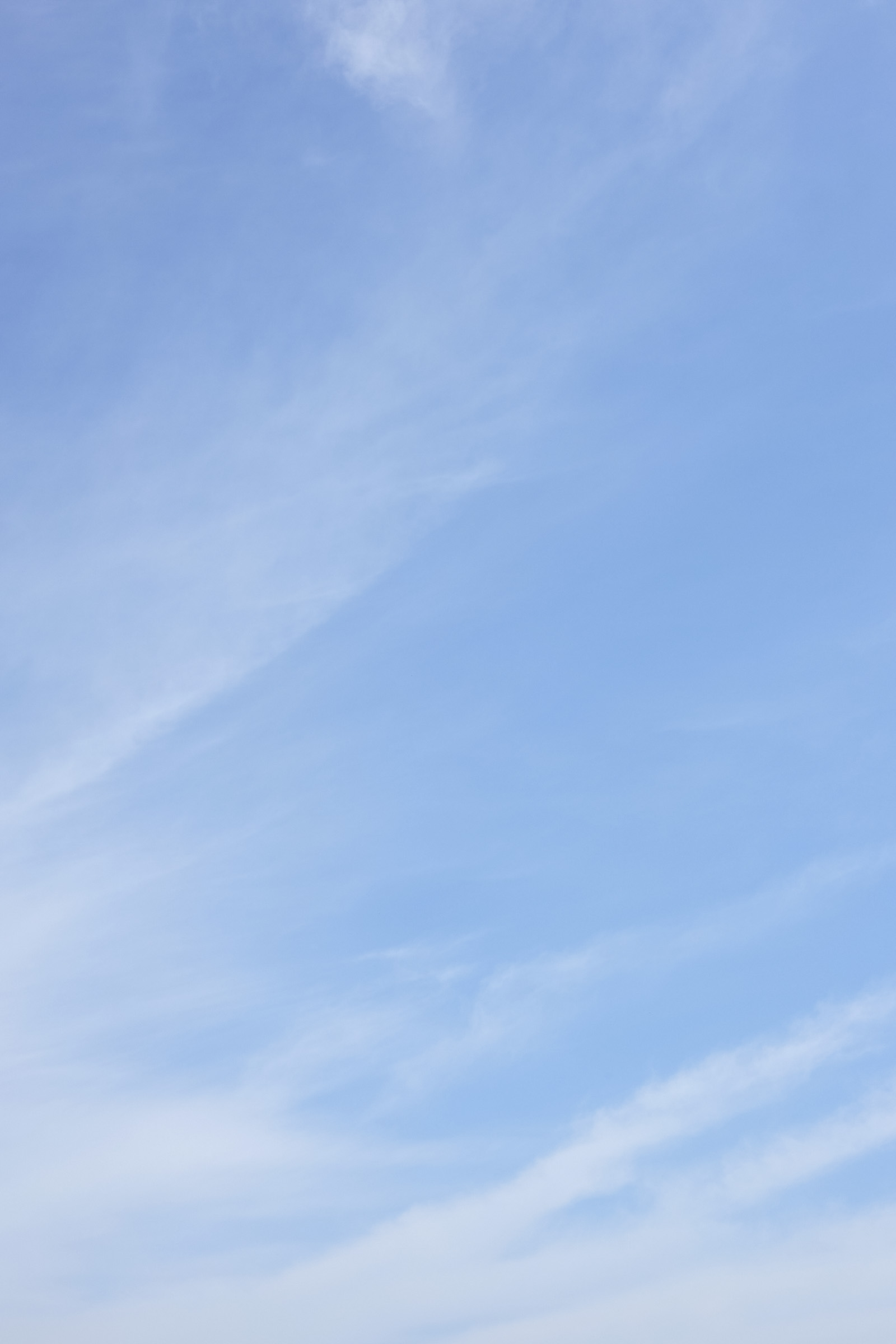 柔らかいトーンの爽やかな青空 縦位置 のフリー写真素材 イメージガレージ
